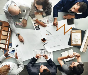 Vista general de una oficina realizando una planeación corporativa como lo es uno de los tipos de planeación estratégica.