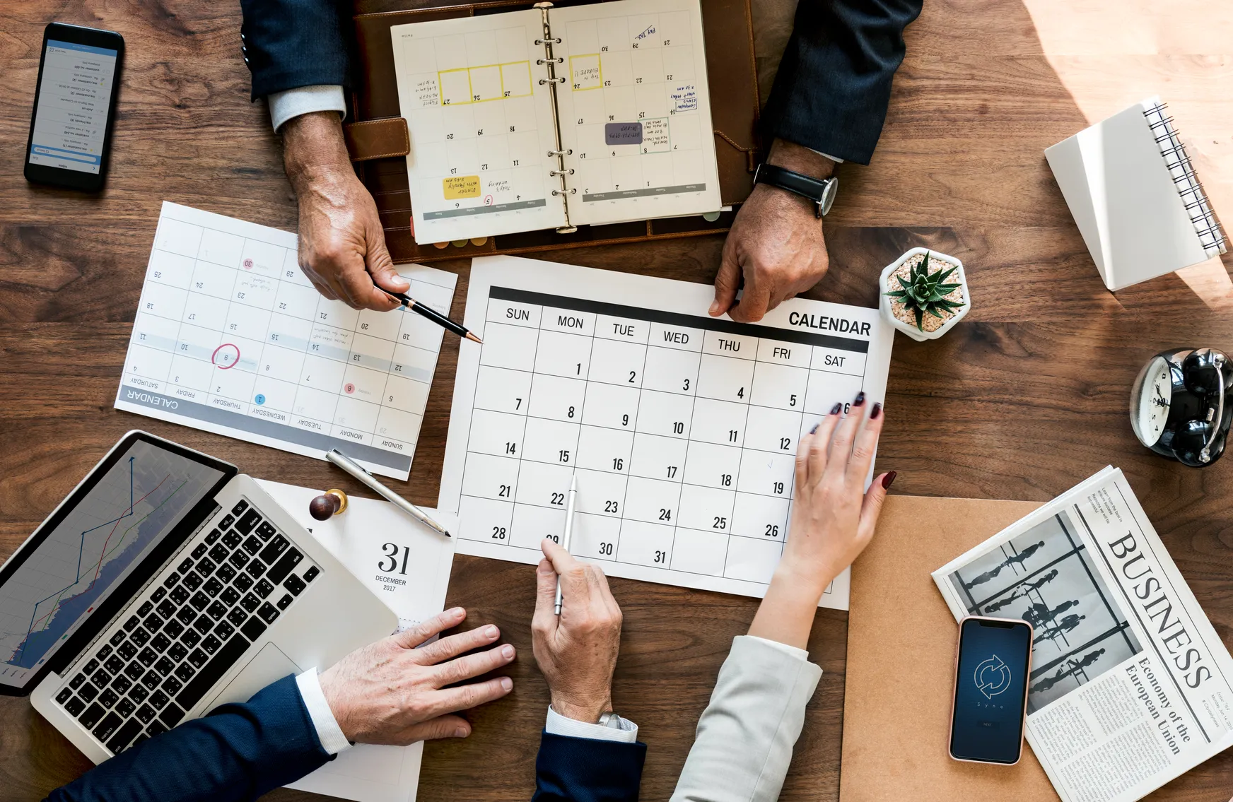 Vista cenital de un calendario en la mesa con varios datos dando a entender una planeación a corto plazo como uno de los tipos de planeación estratégica.