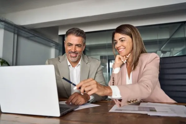 Fotografía de un equipo de consultoría empresarial que ofrece cursos y talleres de mejora contínua